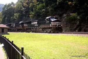 Um trem de carga viaja através da famosa Curva Horseshoe em Altoona, Pennsylvania.