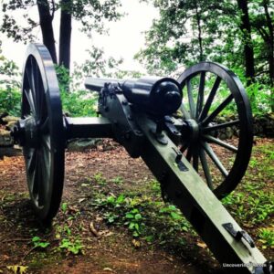 Hundreds of cannons dot the landscape at the Gettysburg Battlefield - Visiting the Gettysburg Battlefield