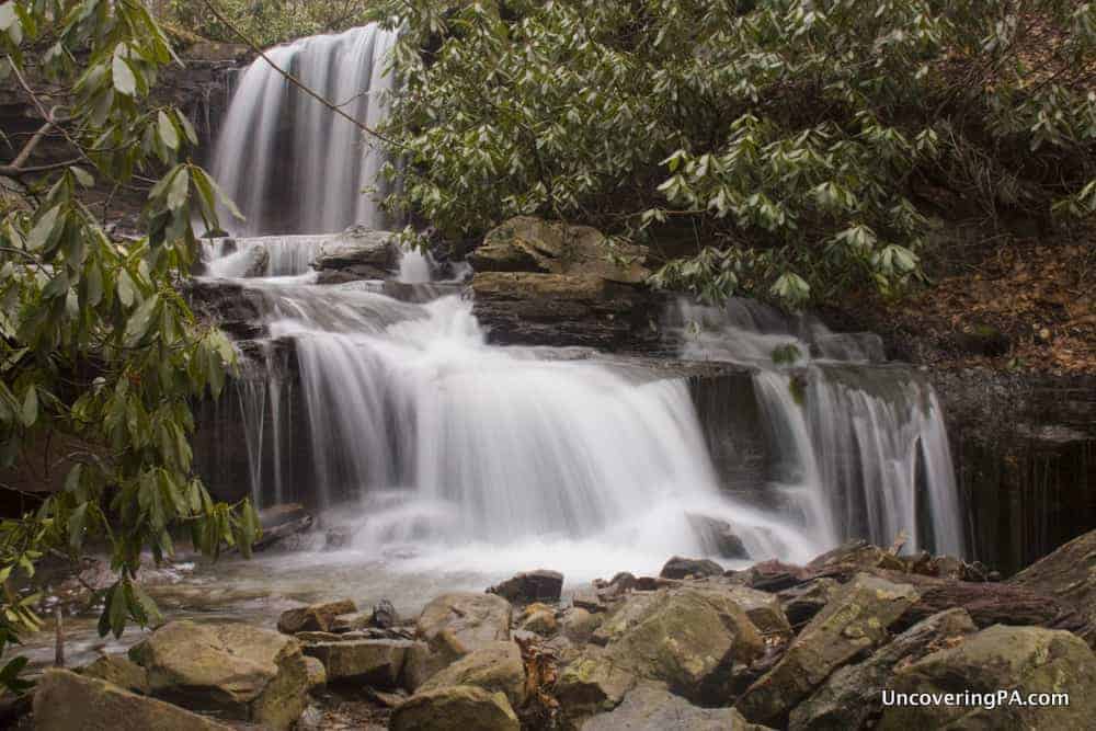 Cole Run Falls est l'une des nombreuses grandes chutes d'eau près de Pittsburgh.