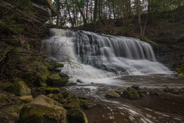 Springfield Falls jest wodospadem niedaleko Pittsburgha, PA