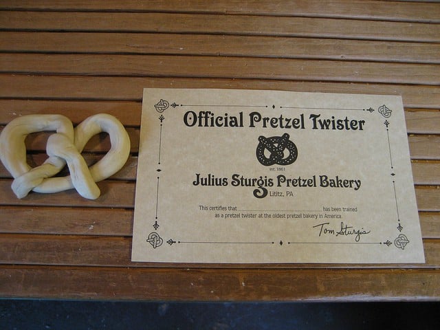 Visitare la Julius Sturgis Pretzel Bakery a Lititz, Pennsylvania.