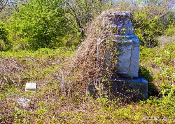 Een overwoekerde grafsteen in Mount Moriah Cemetery, een van de beste verlaten plaatsen in Philadelphia