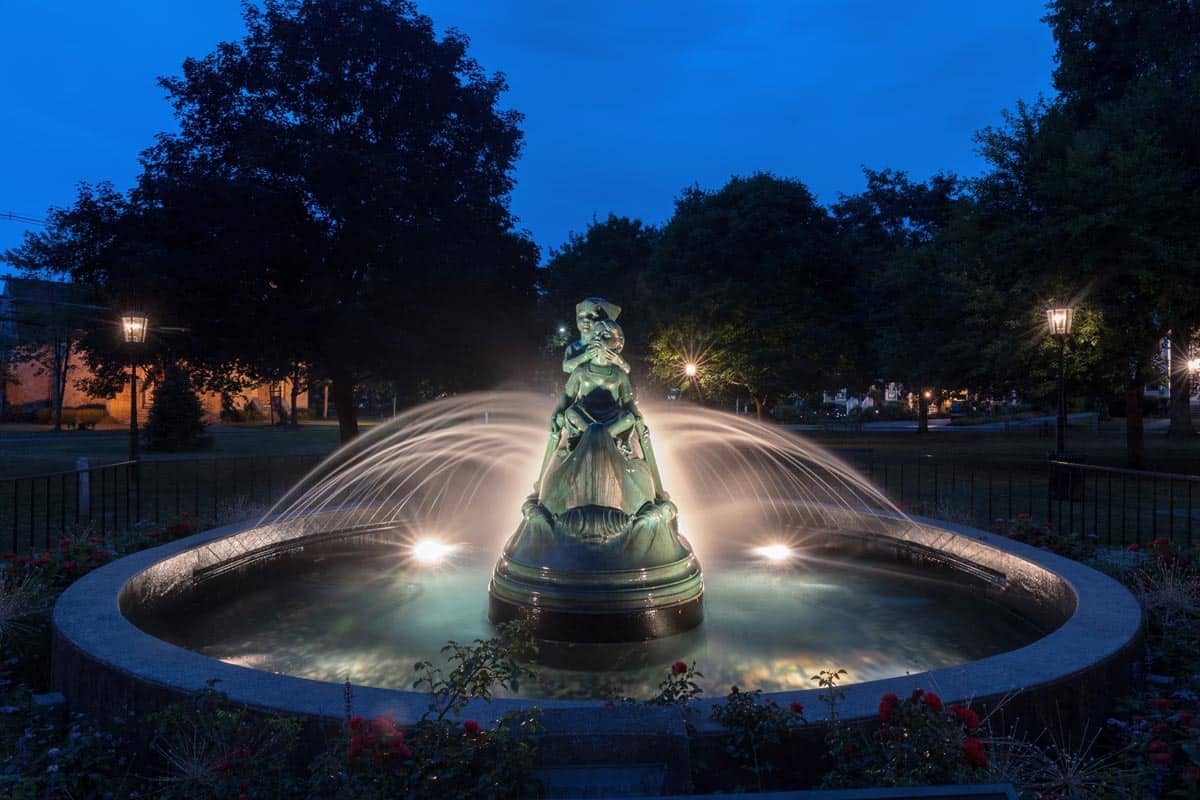 The wynken blynken and nod statue in Wellsboro, PA at night