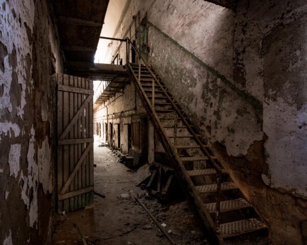 Eastern State Penitentiary jest jednym z najlepszych opuszczonych miejsc w Pensylwanii, które możesz legalnie zwiedzać