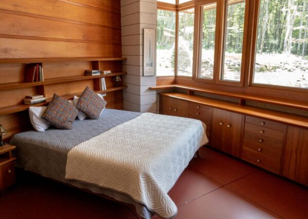 A bedroom in Frank Lloyd Wright's Mäntylä in Acme Pennsylvania