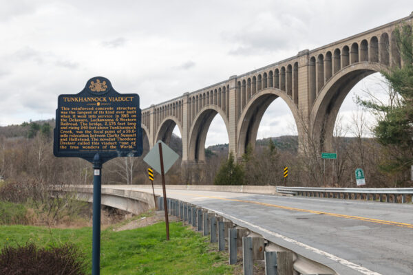 Historic marker for the Tunkhannock Viaduct with the bridge in the background