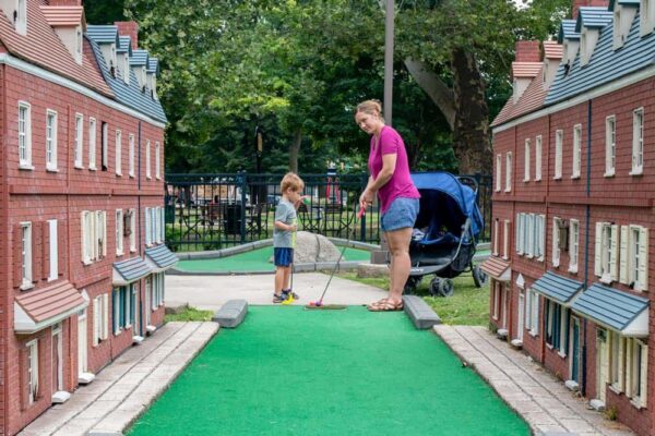 Family mini golf in Franklin Square