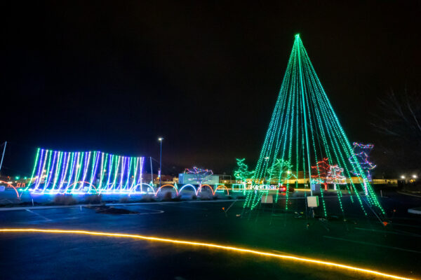 lumini de vacanță la unitatea de spirit de Crăciun prin spectacol de lumină în Lancaster PA