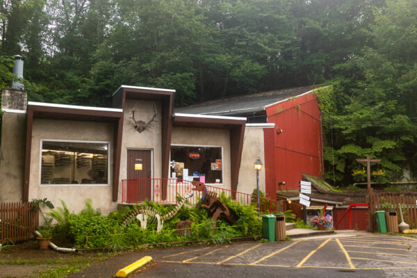The building outside the entrance to Lost River Caverns in Hellertown PA