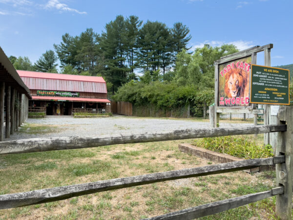 The entrance to T&Ds Cats of the World in Pennsylvania