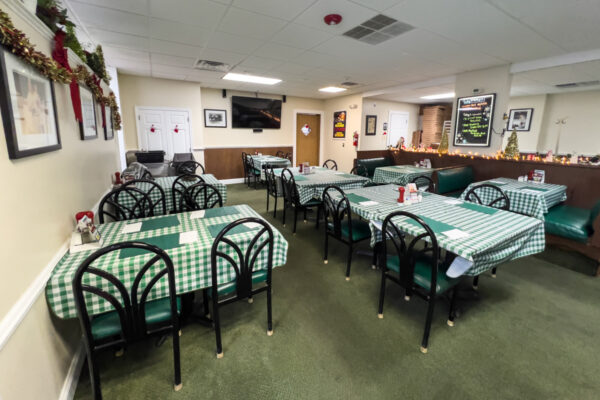 Tables and chairs inside Romano's Pizzeria and Italian Food near Philadelphia, Pennsylvania